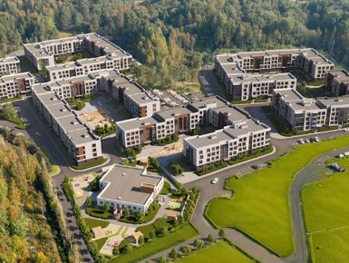 Малоэтажный квартал вблизи естественного леса.