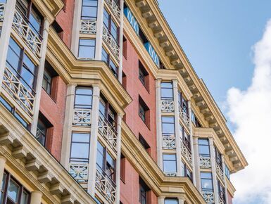 Внешний вид здания отличается яркими цветовыми акцентами и узорами в стиле арт-деко.