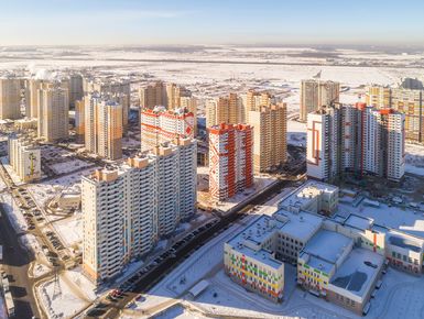 Ул. Школьная проходит между школой № 93 и корпусами 68, 66, 62 и строящимся 33.1. Аэрофотосъемка 04.03.2018.