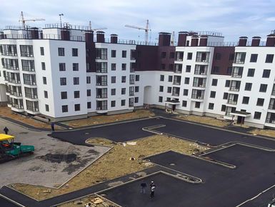 Выделены обширные зоны под устройство автостоянок. Фото: июль 2017 г.