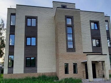 Фасад облицован кирпичной кладкой.