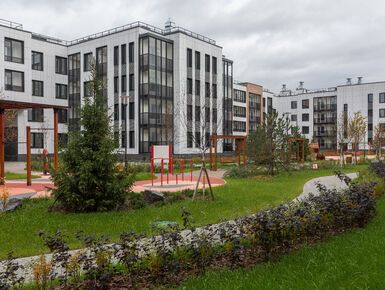 Сеть кварталов состоит из невысоких четырехэтажных домов. Дворы – тихие и закрытые от машин.