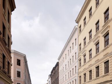 Дом восстановлен к первозданному виду, с сохранением исторического фасада.