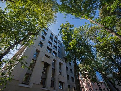 Для оформления наружных стен каждого дома использовалась декоративная тонкослойная штукатурка в сочетании с природным камнем.