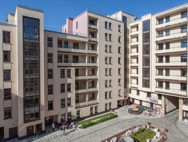 Между первой и второй секциями запроектирован сквозной внтуридворовой проход.