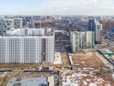 Корпус 2 (строится) и корпус 1 (сдан). . Вид со стороны улицы Кушелевская дорога. Аэросъемка от 25.03.2019г.