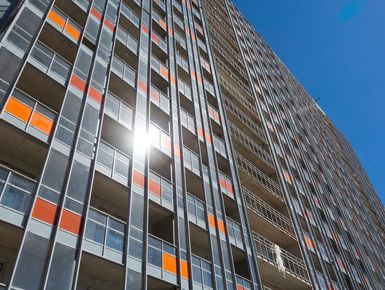 Внешние стены новостроек утеплены и звукоизолированы. Эффектный облик домов дополнен единым остеклением балконов и лоджий.