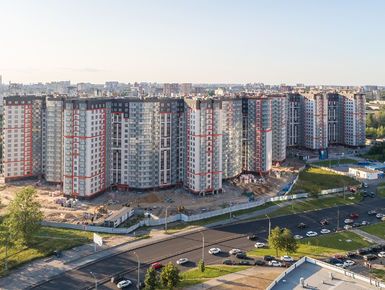 18-тиэтажный жилой комплекс состоит из 13 секций, которые разделены проездом. Аэрофотосъемка от 22.07.2019 г.