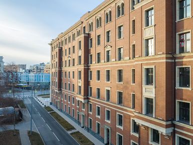 Для наружной отделки выбраны традиционные сочетания светлого известняка и красновато-коричневого кирпича. Аэрофотосъёмка, фото от 01.12.2018