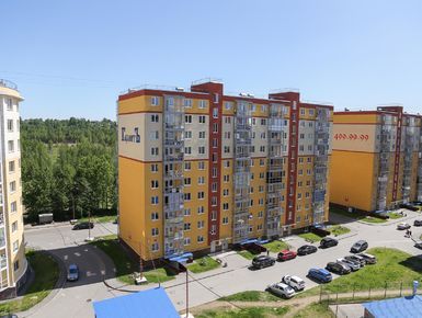 Вид жилого комплекса издали. Июнь 2019 г.