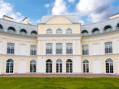 Здание комплекса оформлено в стиле архитектуры традиционных торговых рядов Петербурга.
