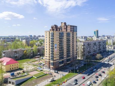 Вид сверху на внешний фасад дома. Аэрофотосьемка от 21 мая 2017 года.